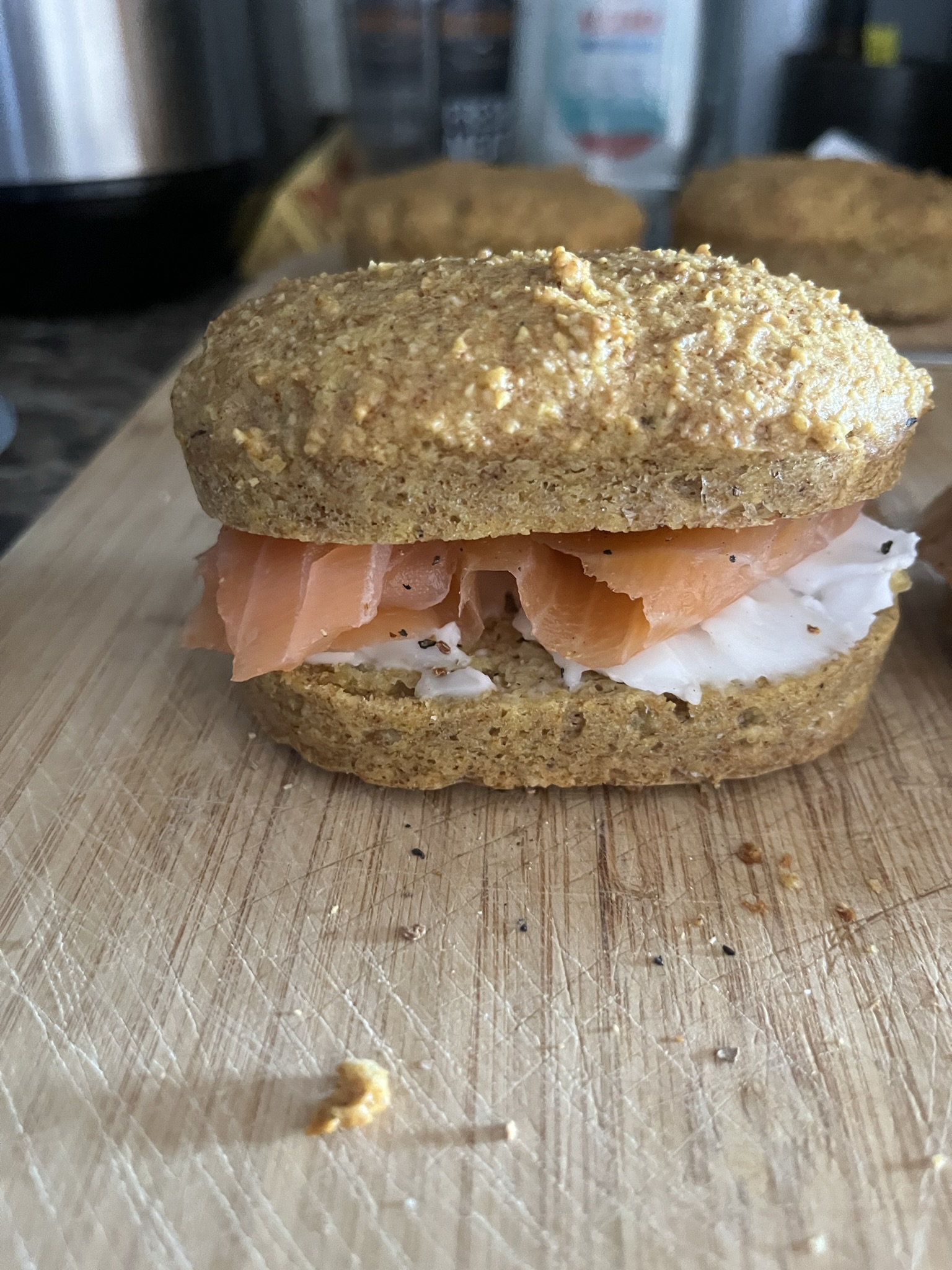 Pan de Almendra con queso crema vegano de Violife y Salmon orgánico